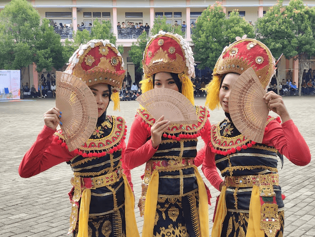 5 Contoh Seni Tradisional Indonesia yang Gunakan Tali Rafia